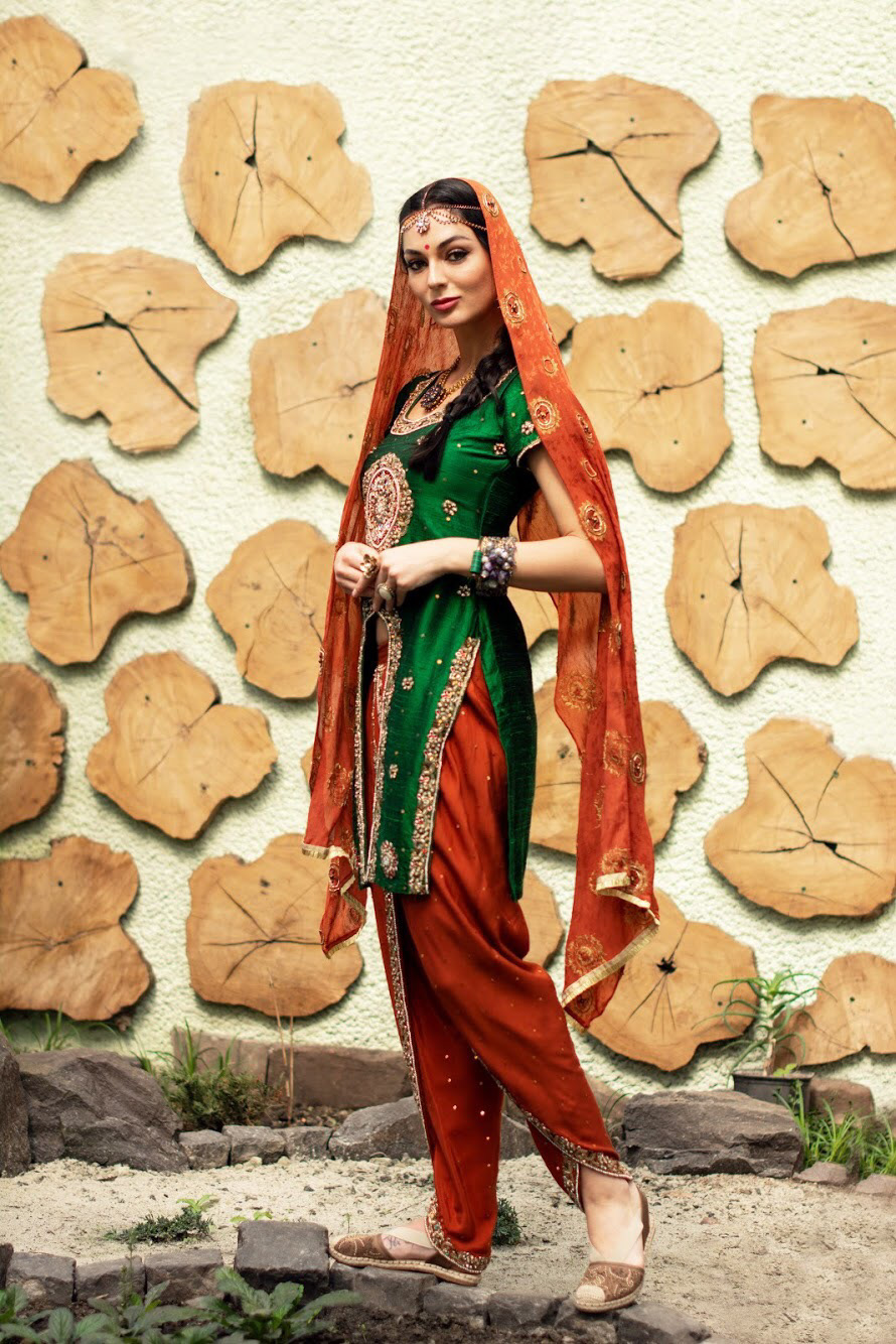 India photo shoot modeling Bollywood India Model indian style makeup indiangirl vogue indian portrait hands jewelry Sari woman