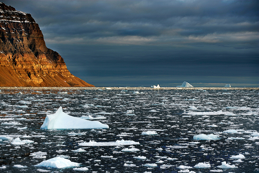 image Travel Greenland iceberg