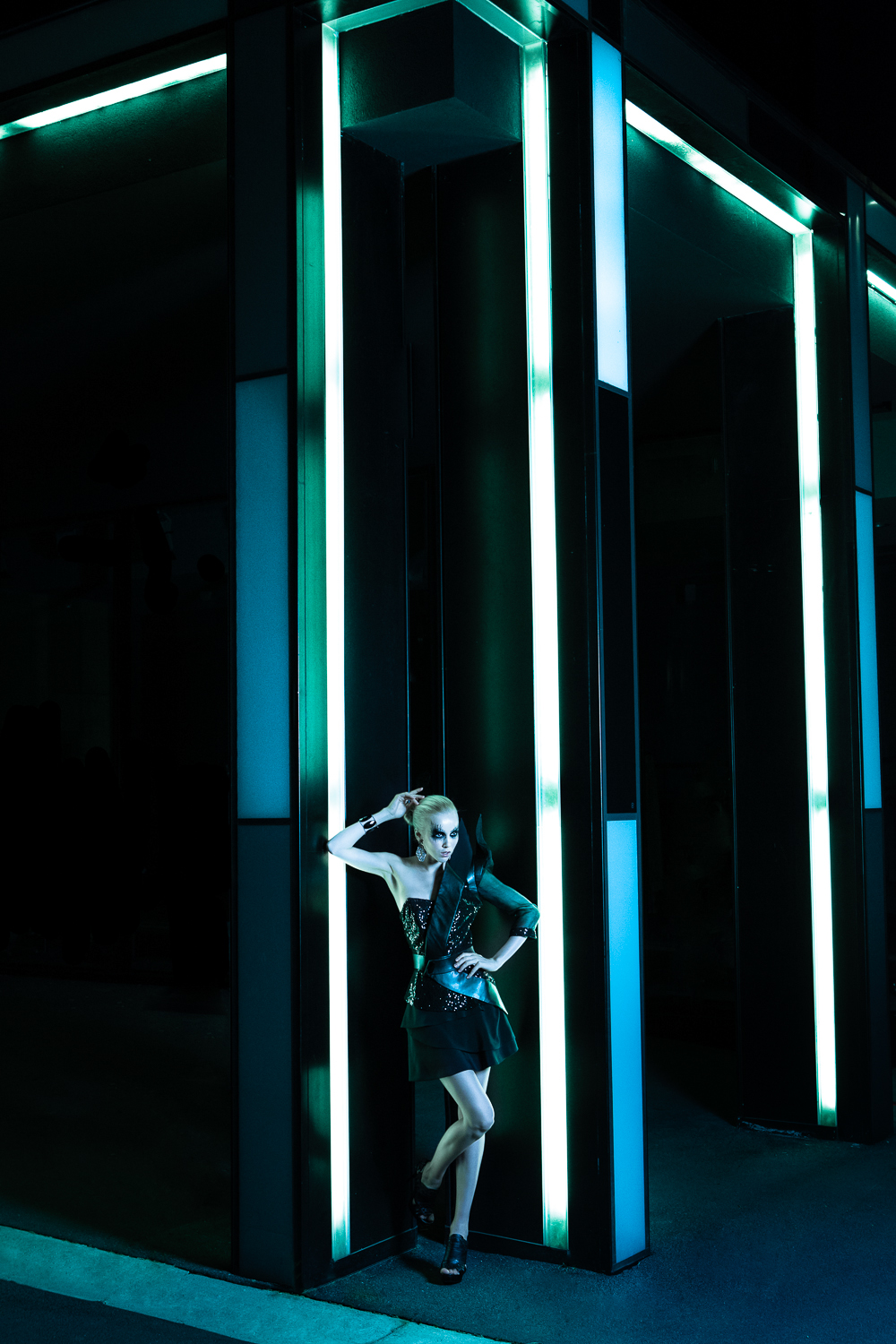 metropolitan bluelight girl futuristic neon Neonlight cold night