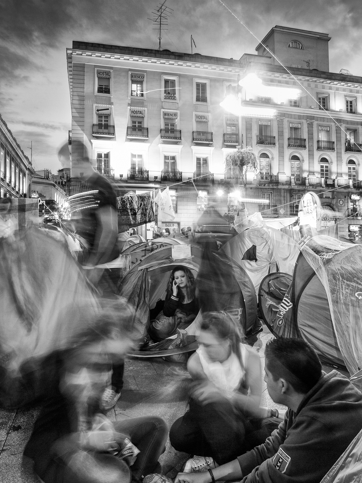 15M Acampados blanco y negro crisis desempleo españa europa huelga inmigrantes LUCHA DE CLASES madrid migraciones protestas Photojournalist Sol