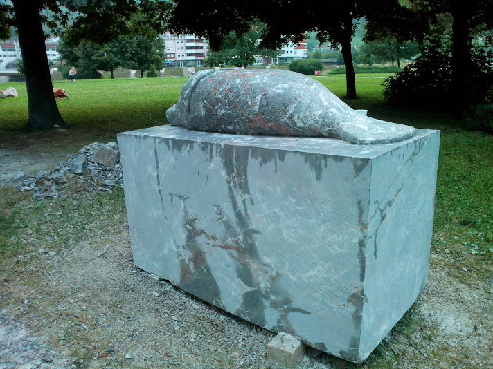 skulptura kamen morska krava stone manatee
