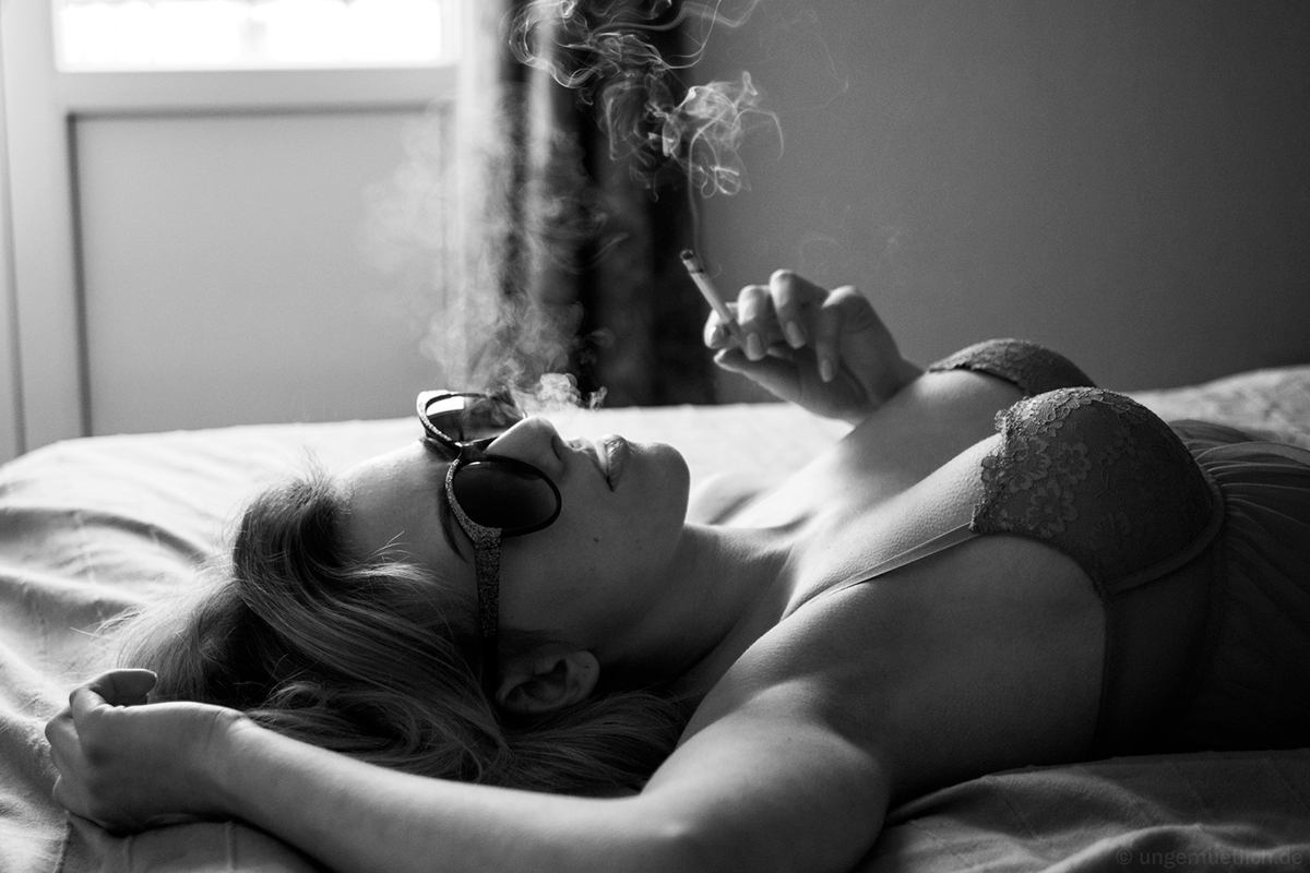 Black&white smoking girl portrait sexy Ungemuetlich
