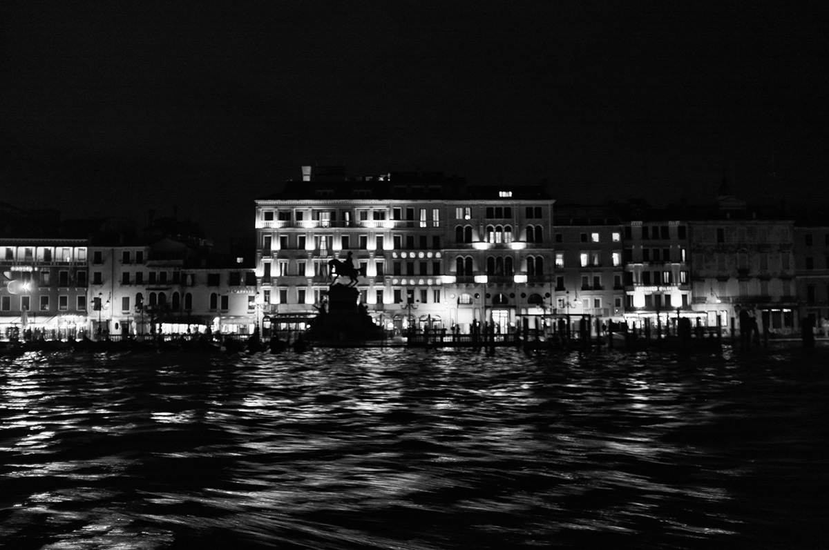 venezia Venice gondola Canal Grande laguna notte night bianco e nero black and white