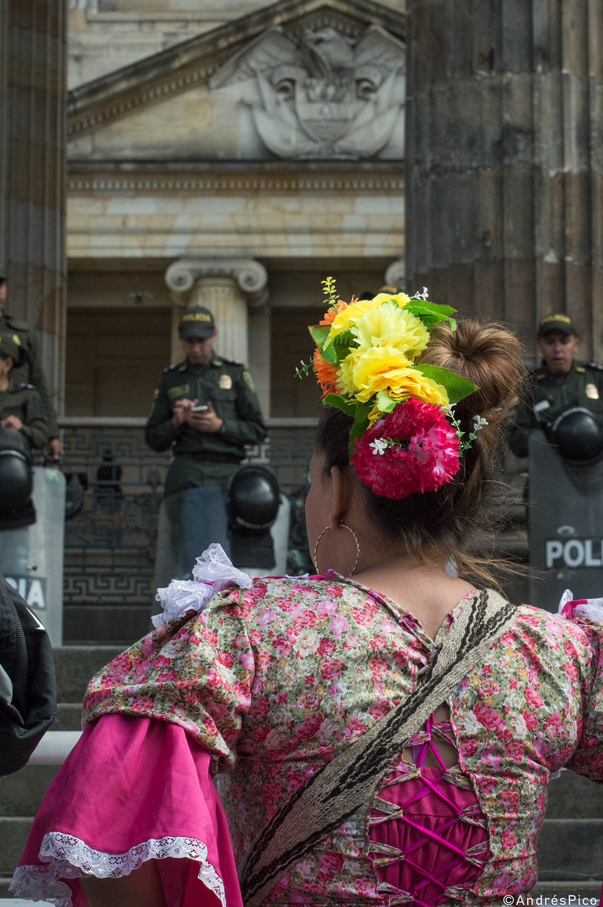 profesores trabajadores colombia bogota marcha voz policia