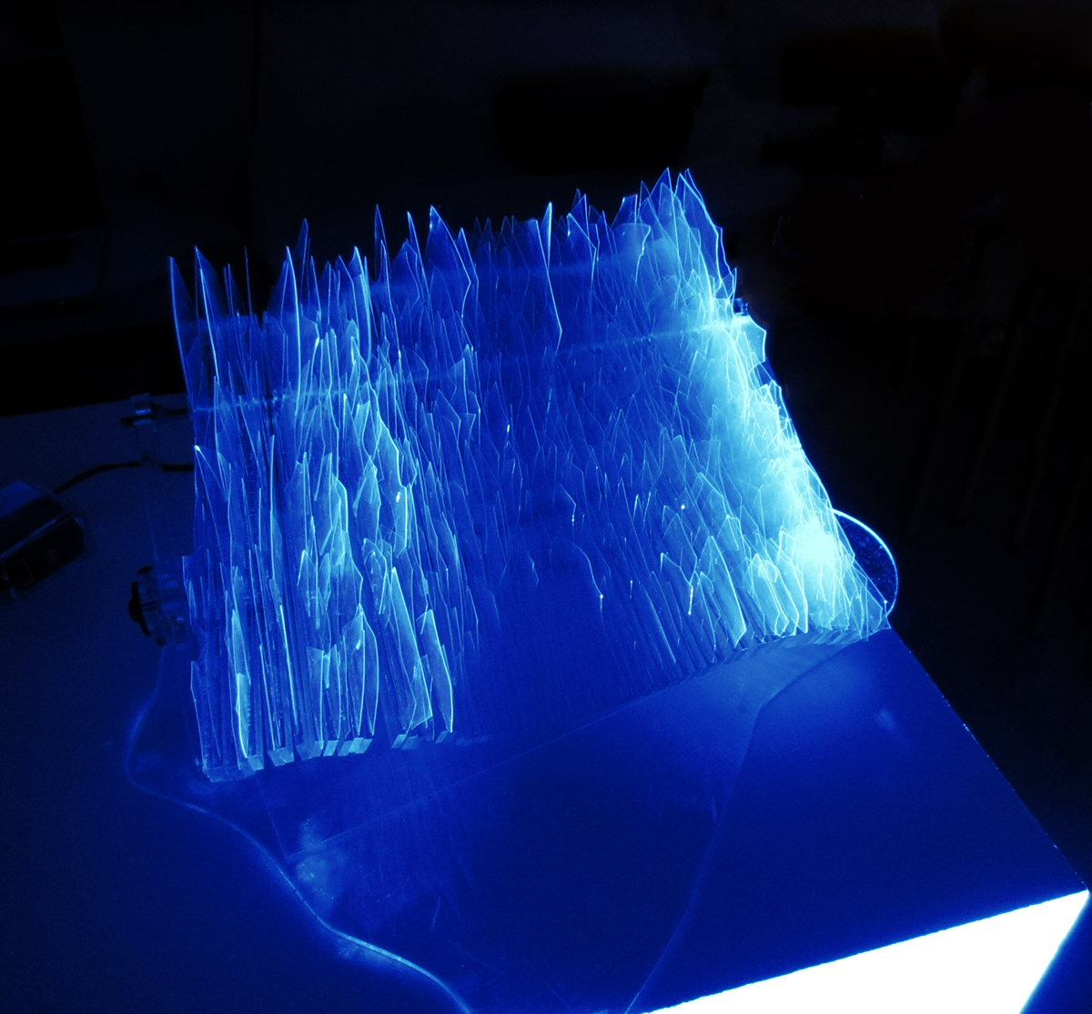 kinetic sculpture glass RCA ozgunkilic lidamarinkova pierrepaslier oluwaseyisosanya sosafresh projection light wave sine movement reflection
