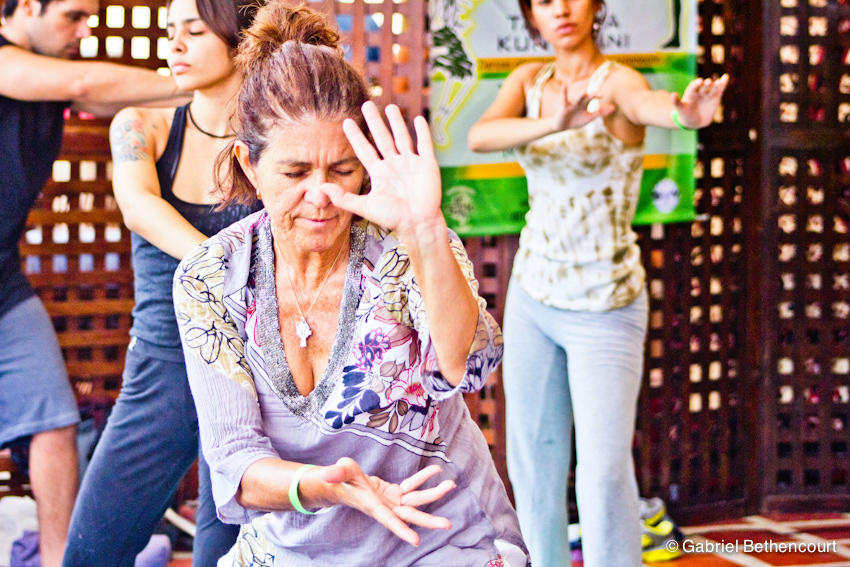 Yoga deporte salud asana pranayama shala personas colores India Cantos baile contraste retratos documentalismo  