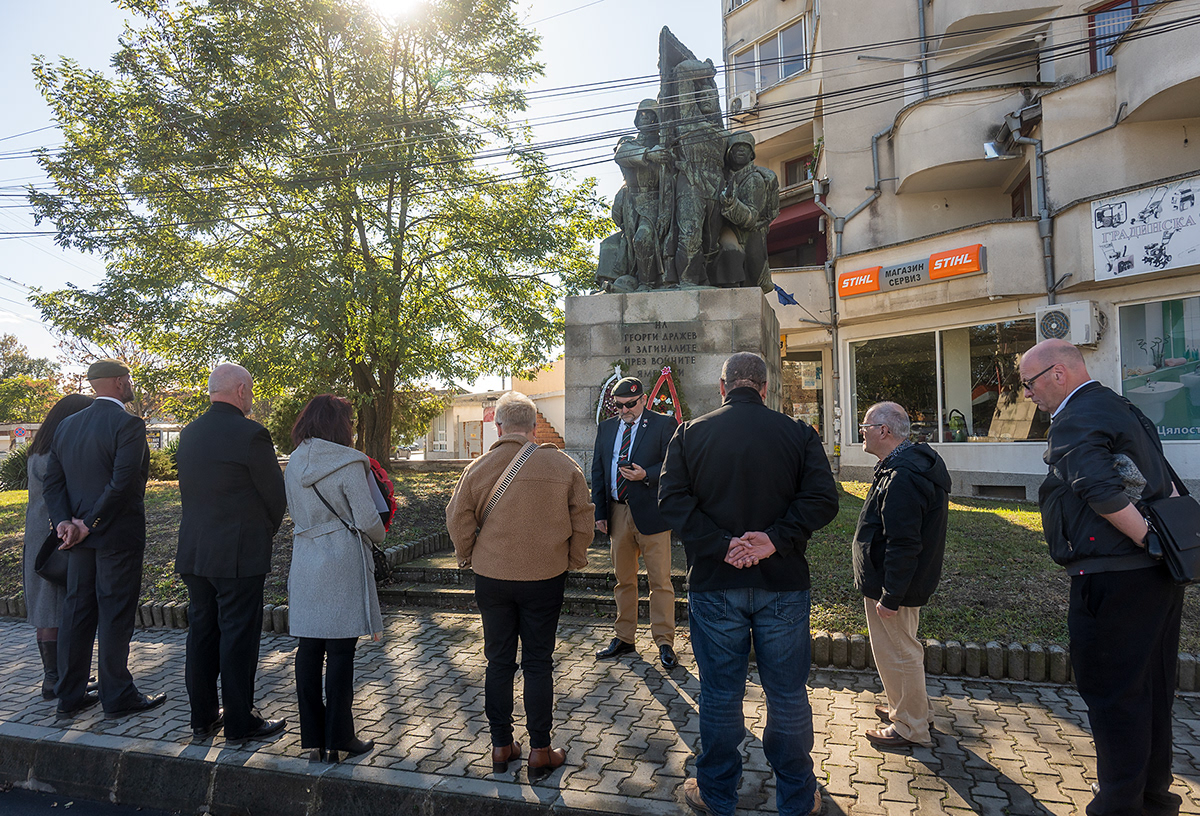 Autumn morning sunshine for expat verterns Remembrance day service held at the statue of the fallen 