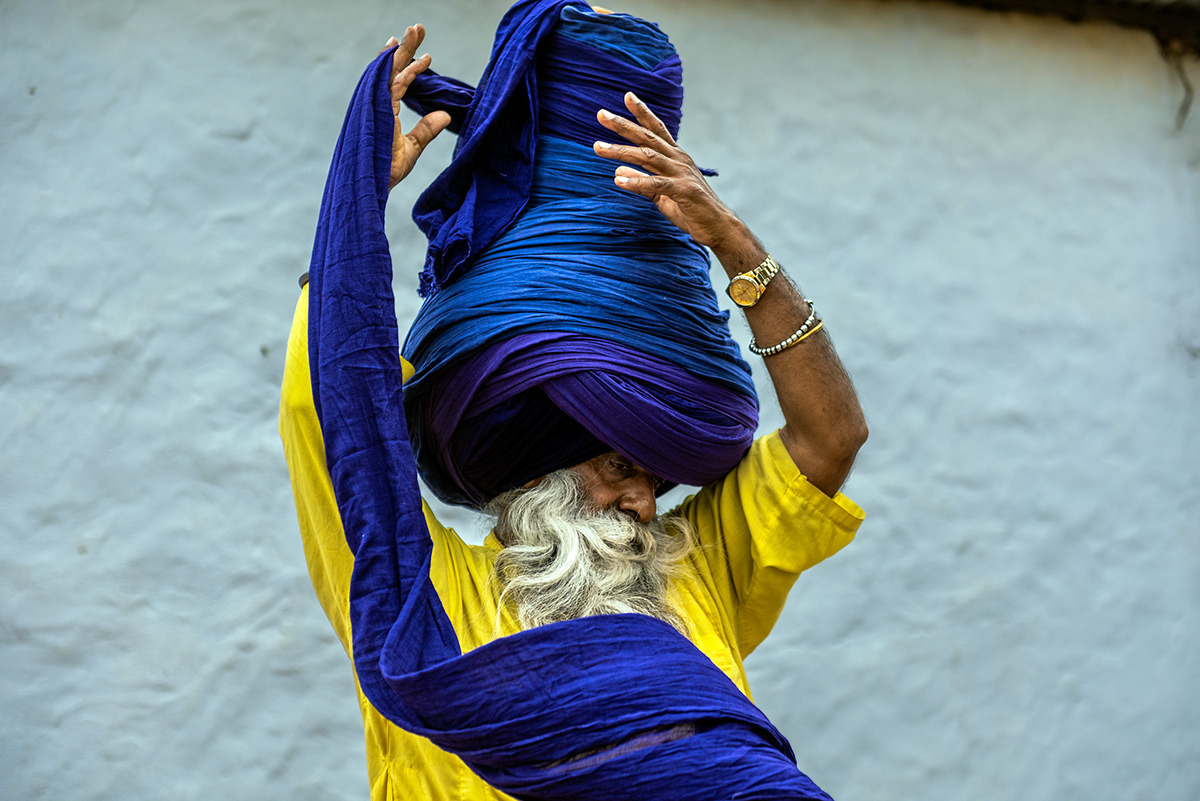 A Nihang Sikh ties his Dastar Banga. He will use 900 metres of cloth to do so.
