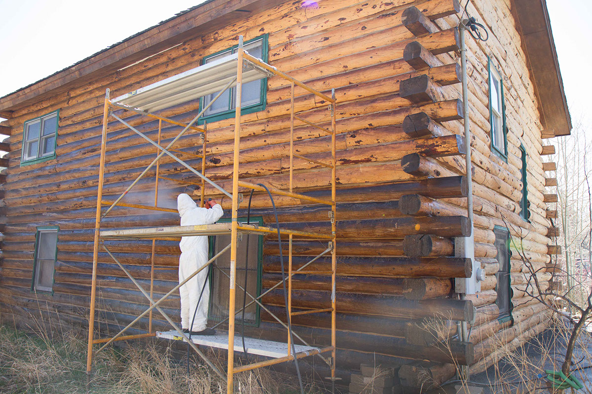Log Home  Cabin restoration pressure washing removing old finish sashco contractor staining log home finishing