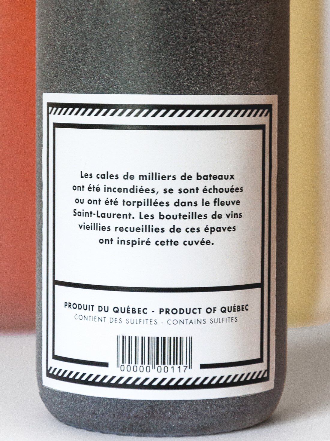 wine vin river fleuve saint-laurent saint lawrence Cale hold water eau nautique nautical Quebec bottle