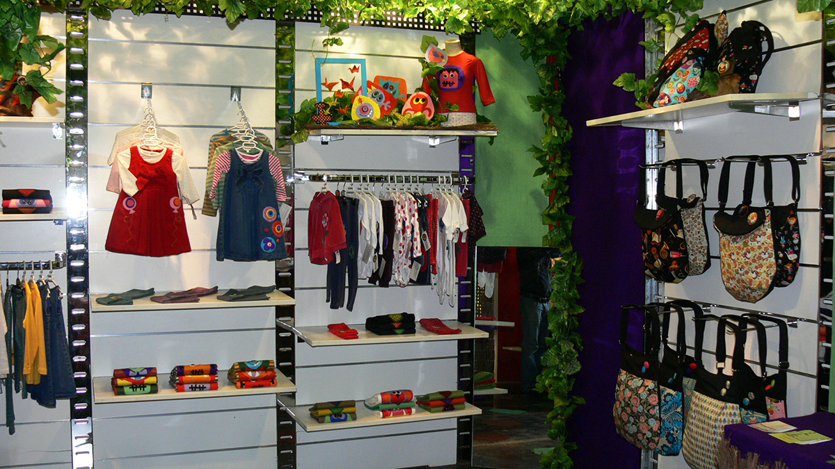 infantil Space  pop up store showcase windows decoration lineal Clothing