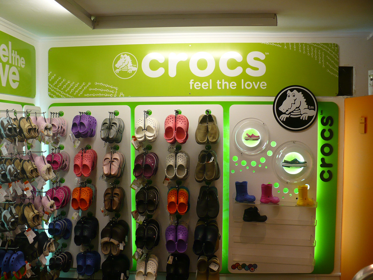 Crocs stands design shoes pop stores  Shops Interior  Industrial  arquitecture