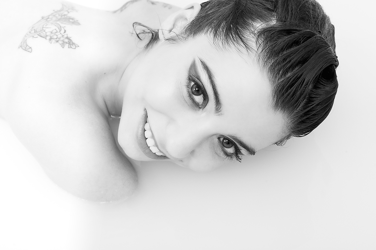 model youth cute sensual bw blackandwhite nude akt femme tina bath bañera water beauty