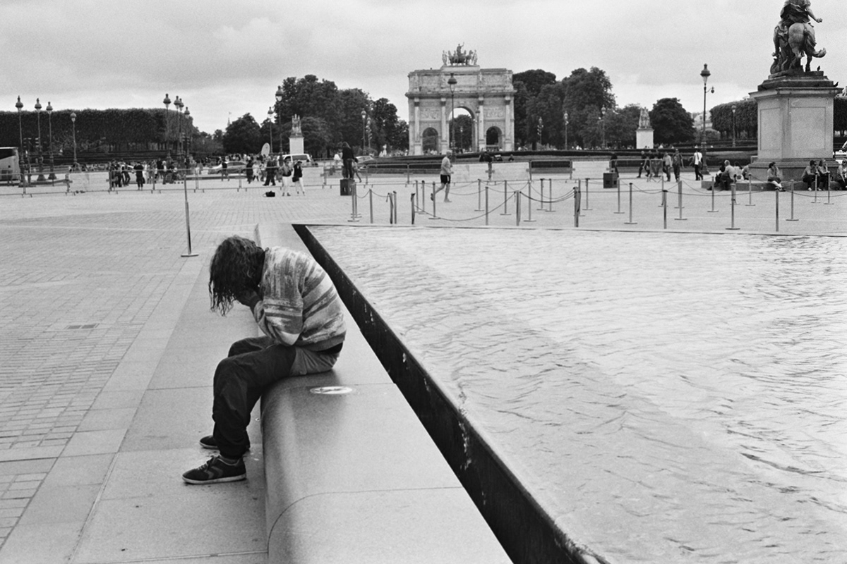Paris france people not looking analog film photography 35mm black and white Kodak TMAX TMAX 100 social