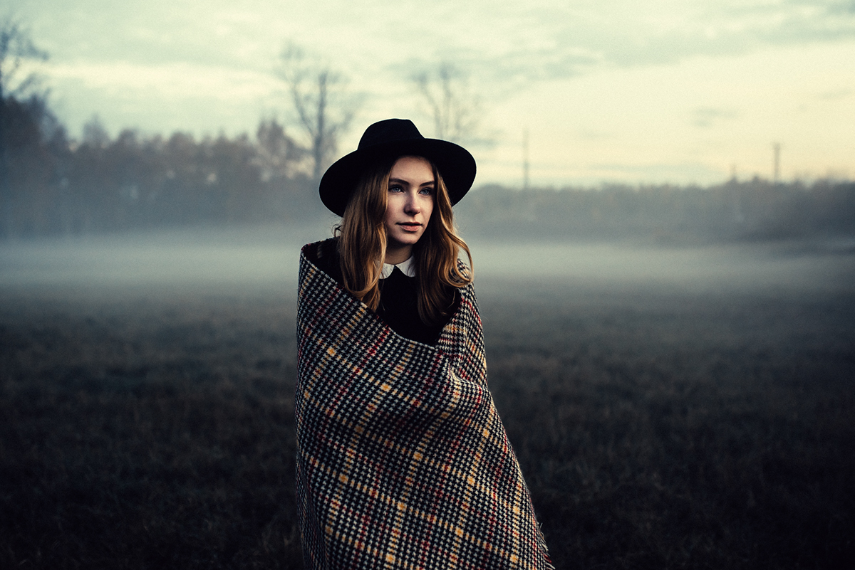 Adobe Portfolio portrait woman foggy nebel girl hat hut beauty berlin Brandenburg fogg