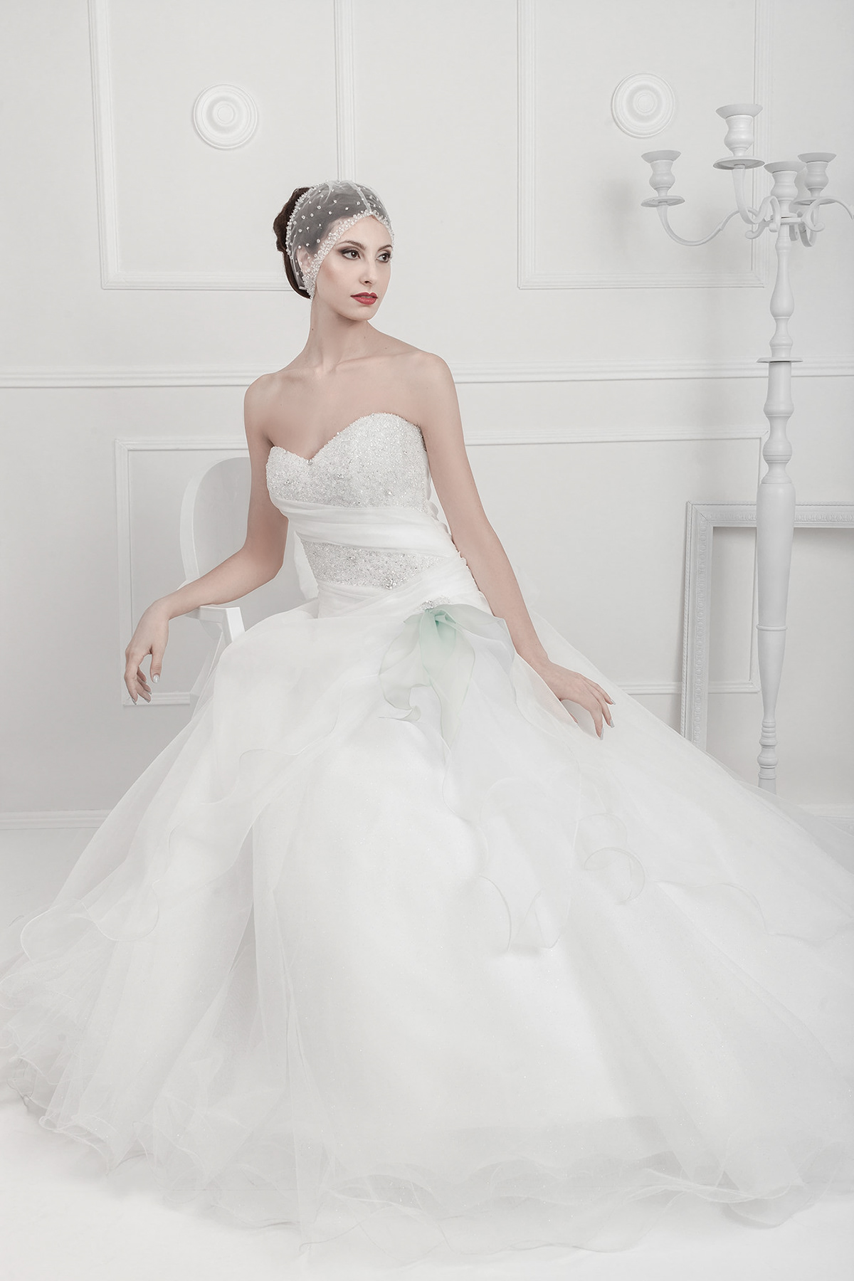 WEDDING DRESS studio model ligt total white wedding