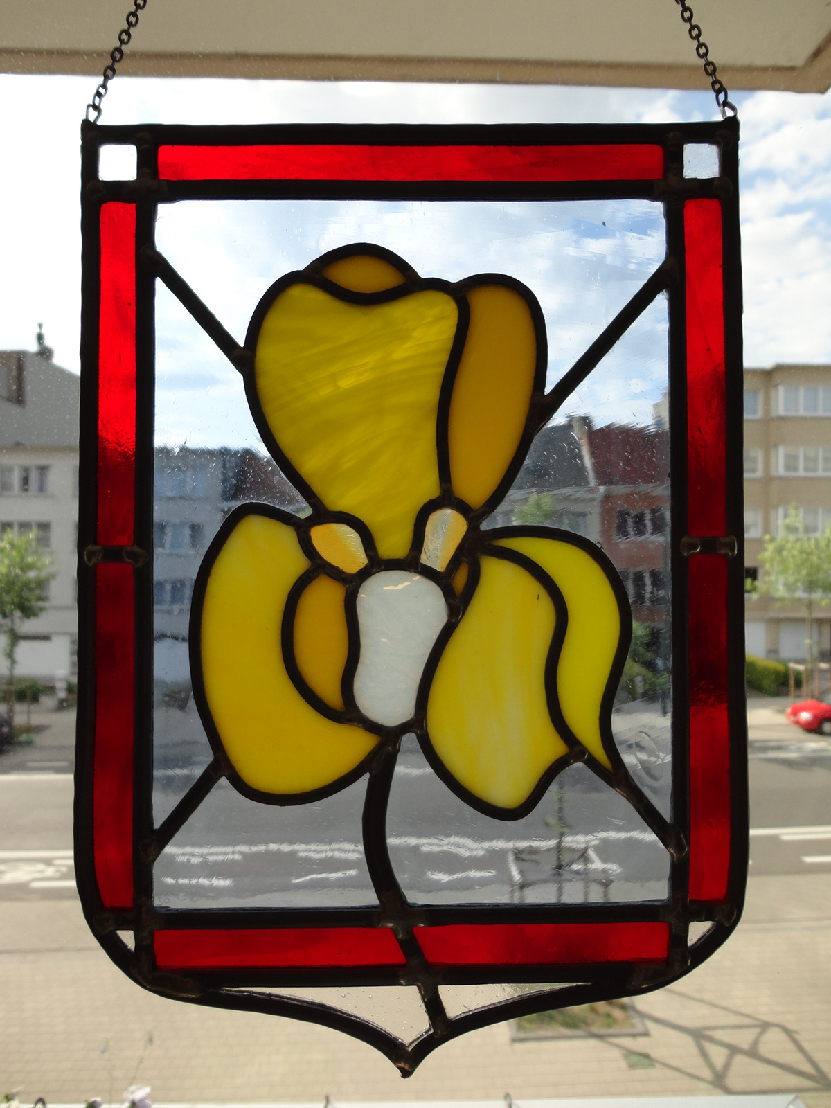 vitrail à joints de plomb blason iris jaune Bruxelles à suspendre