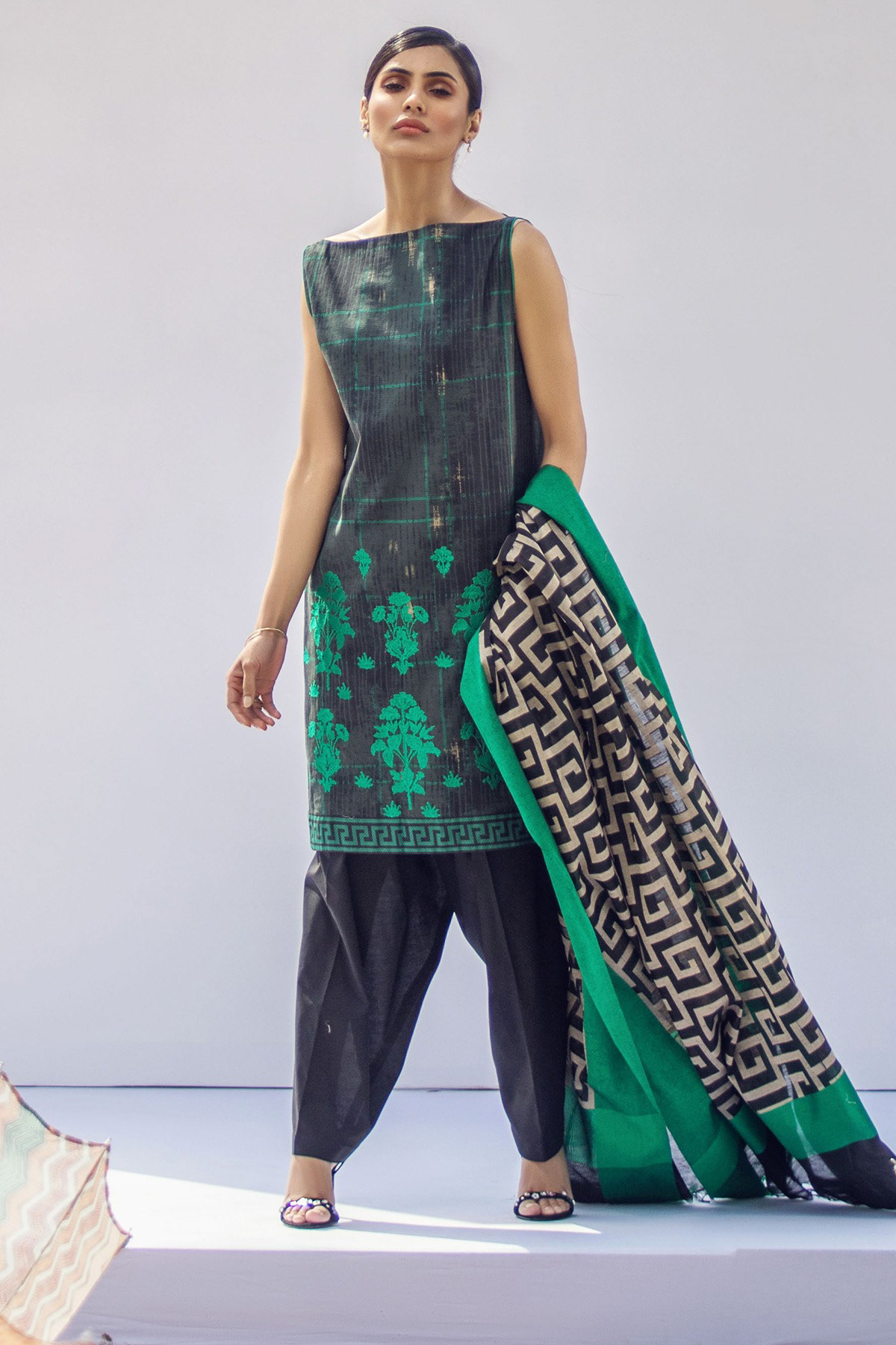 Textiles Fashion  textiledesign fashiondesign alkaram lawn springsummer apparel printdesign art