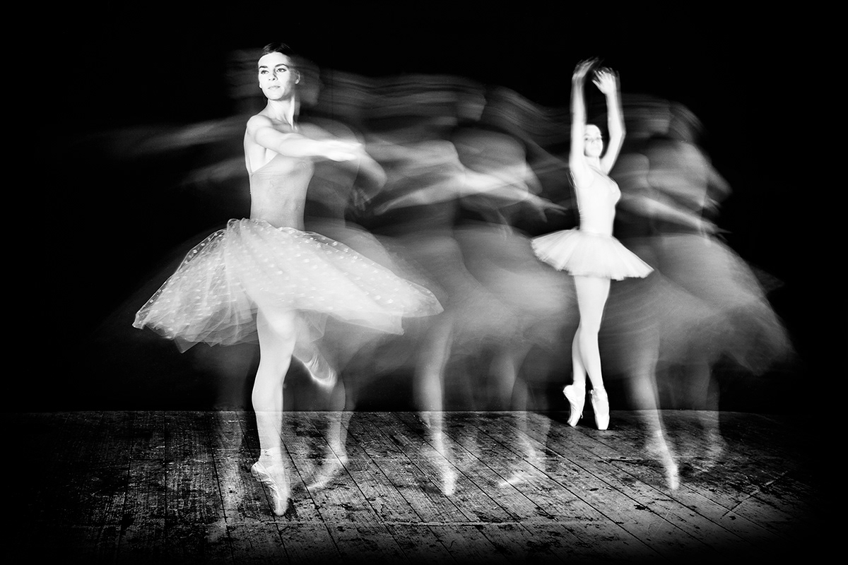 ballet dancer move black White photogrphy long exposure black and white Flash wilson santinelli