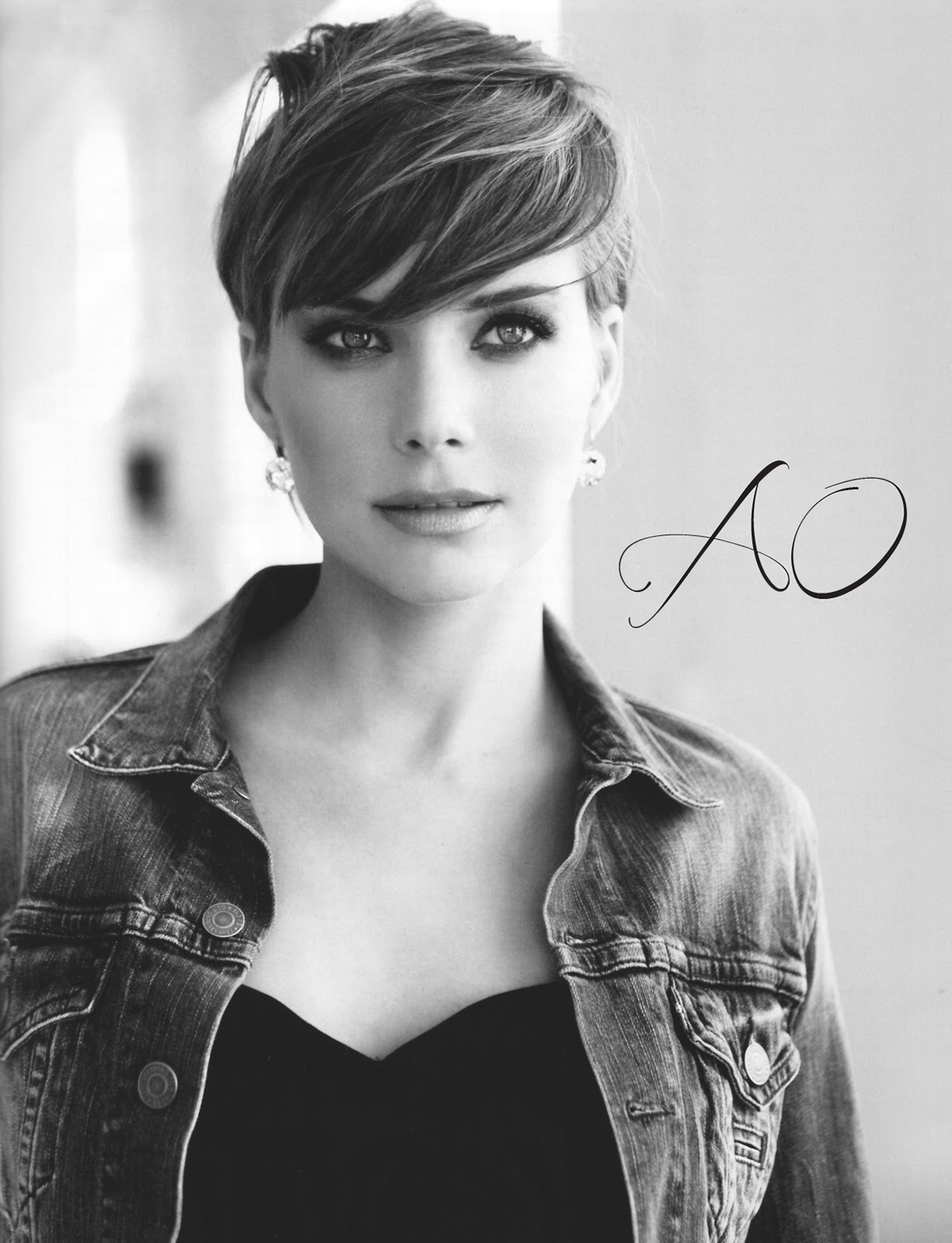 andrea osvart International actress hungary magyarország alex balogh logo design graphics modern stylish chic