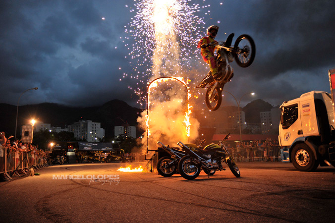 AltoGiro Nikon moto freestyle bmx freestyle fire motorcycle trick SBS2015 Brasil Rio de Janeiro time Zerinho em pé