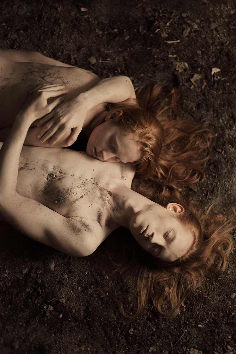 redhead soil gold Love couple naked dirt dust dry beauty secret death life sleeping body