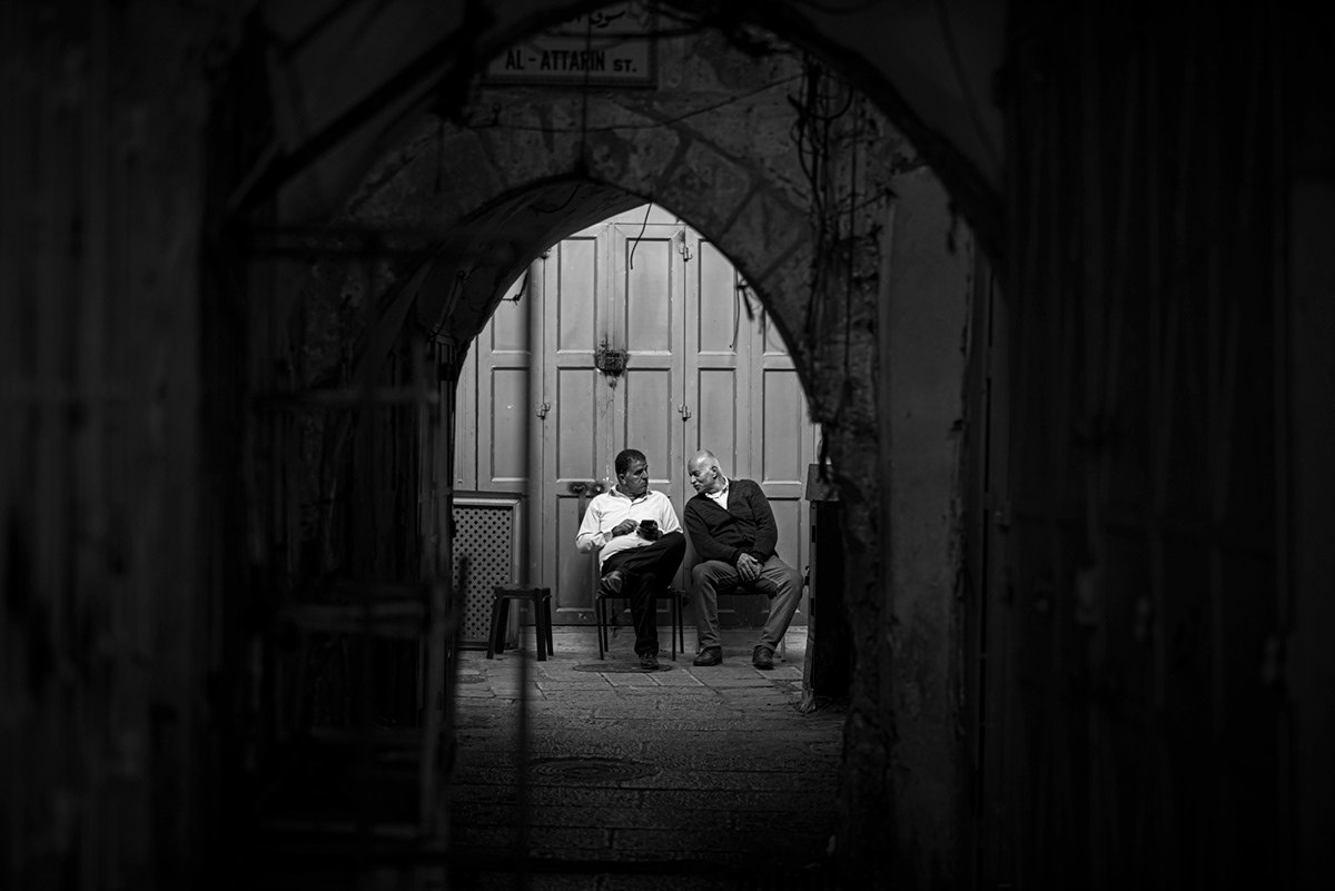 street photography series: tinted. [location: jerusalem. photography by nabil darwish, c 2022]