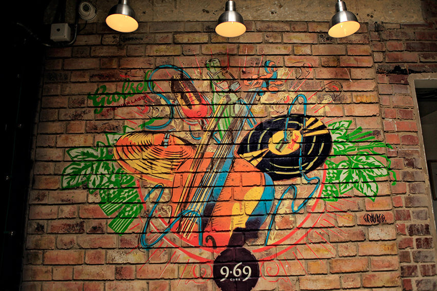 garavato garavateando vagancia productiva casa 969 Grolsch Dutch Beer indoor stencil stencil art paint wall Arte de rua urban art