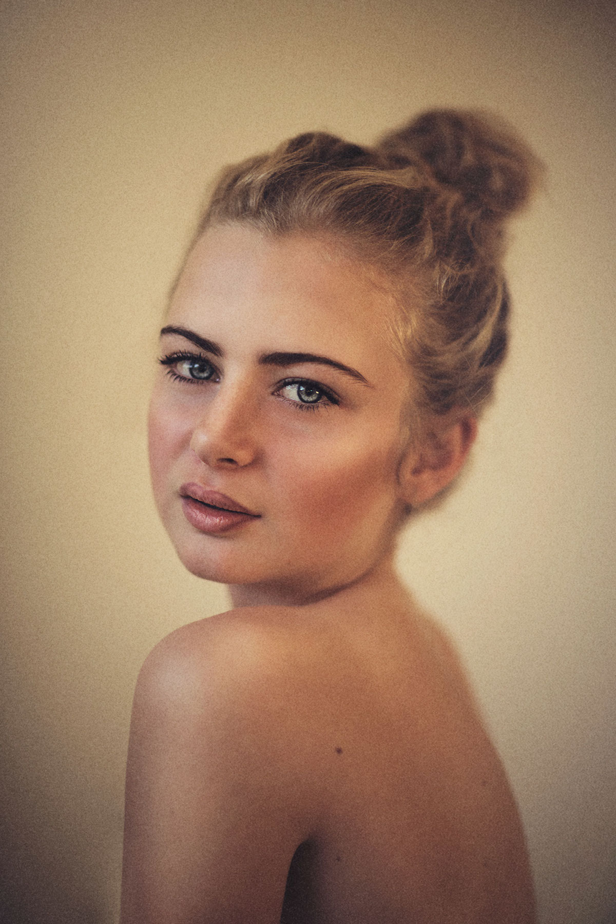 protrait PortraitPhotography girl natural Canon simple simplicity nicoletroost warm blonde blueeyes 85mm beauty nude