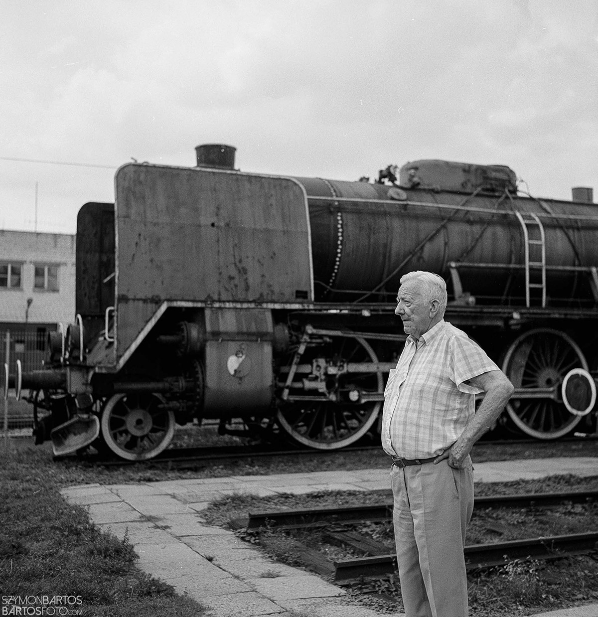 #ilford environmental portrait film photography loco locomotive man portrait portret środowiskowy railwayman rolleiflex sociological portrait