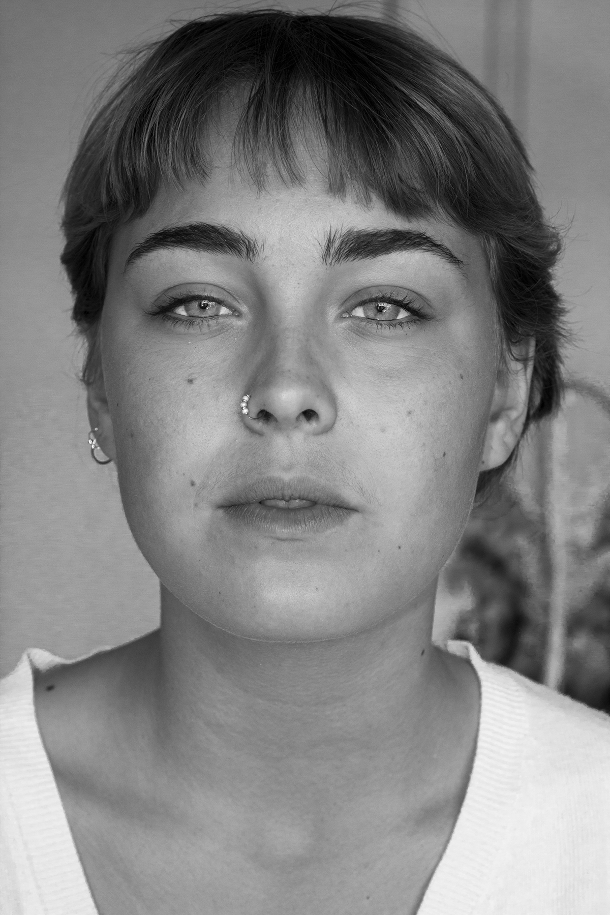 potret black and white photo shoot girl Suus Evy Schoonhoven no lights grey natural calm pure art