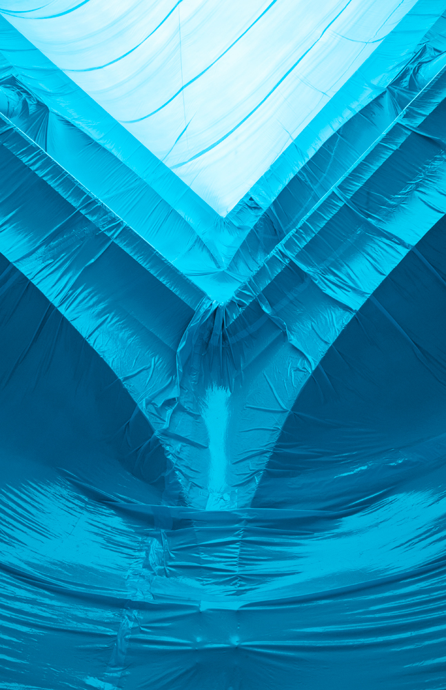 el claustro CutOut Fest mexico penique productions penique plastic air inflatable installation ephemeral cloister blue art AZUL colour