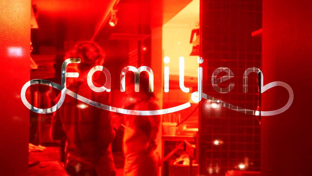 Logotype logo restaurant Familjen family