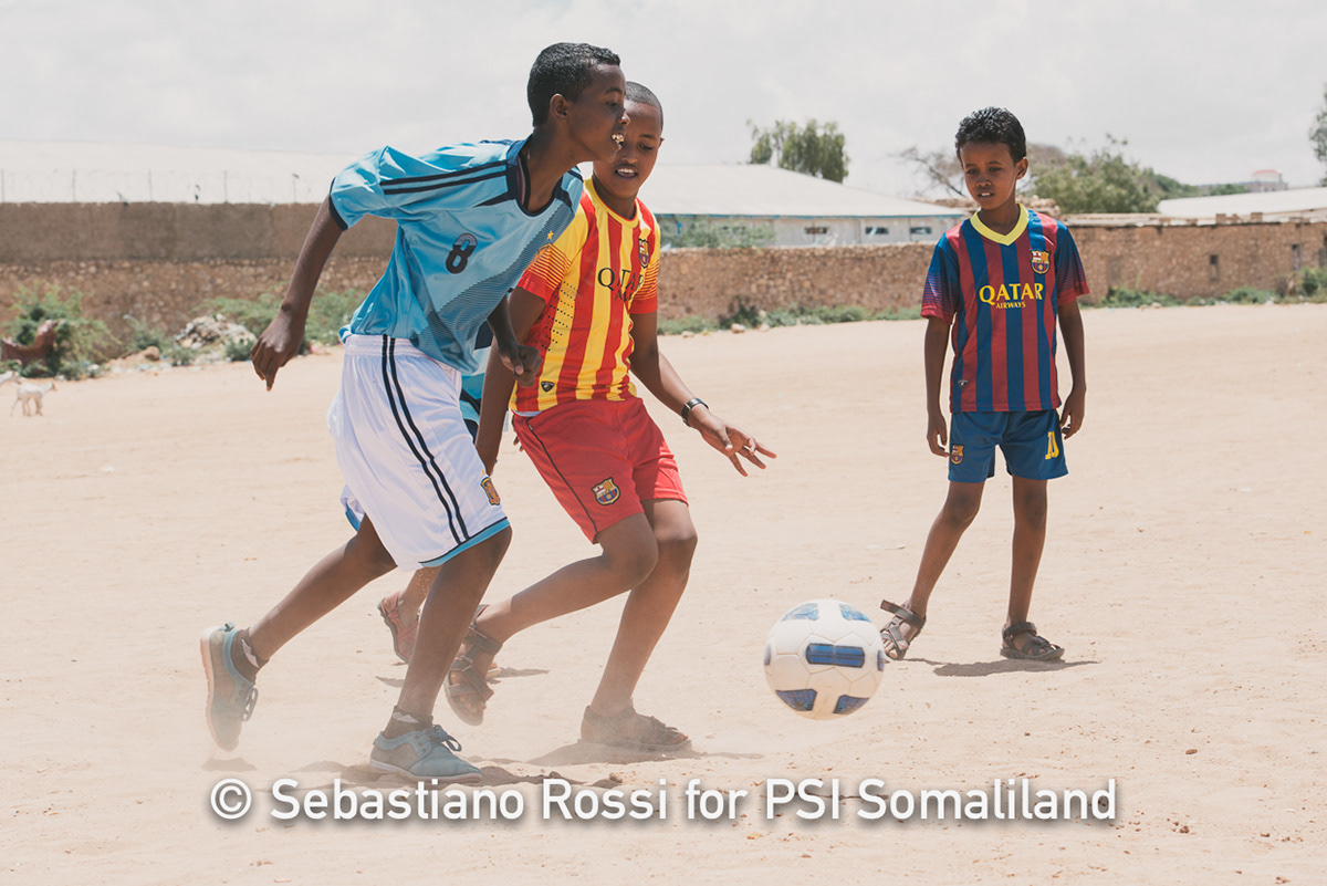 Biyosifeeye Sebastiano Rossi somalia Somaliland HARGEISA PSI Population Services International reportage Water Treatment tablets football soccer africa