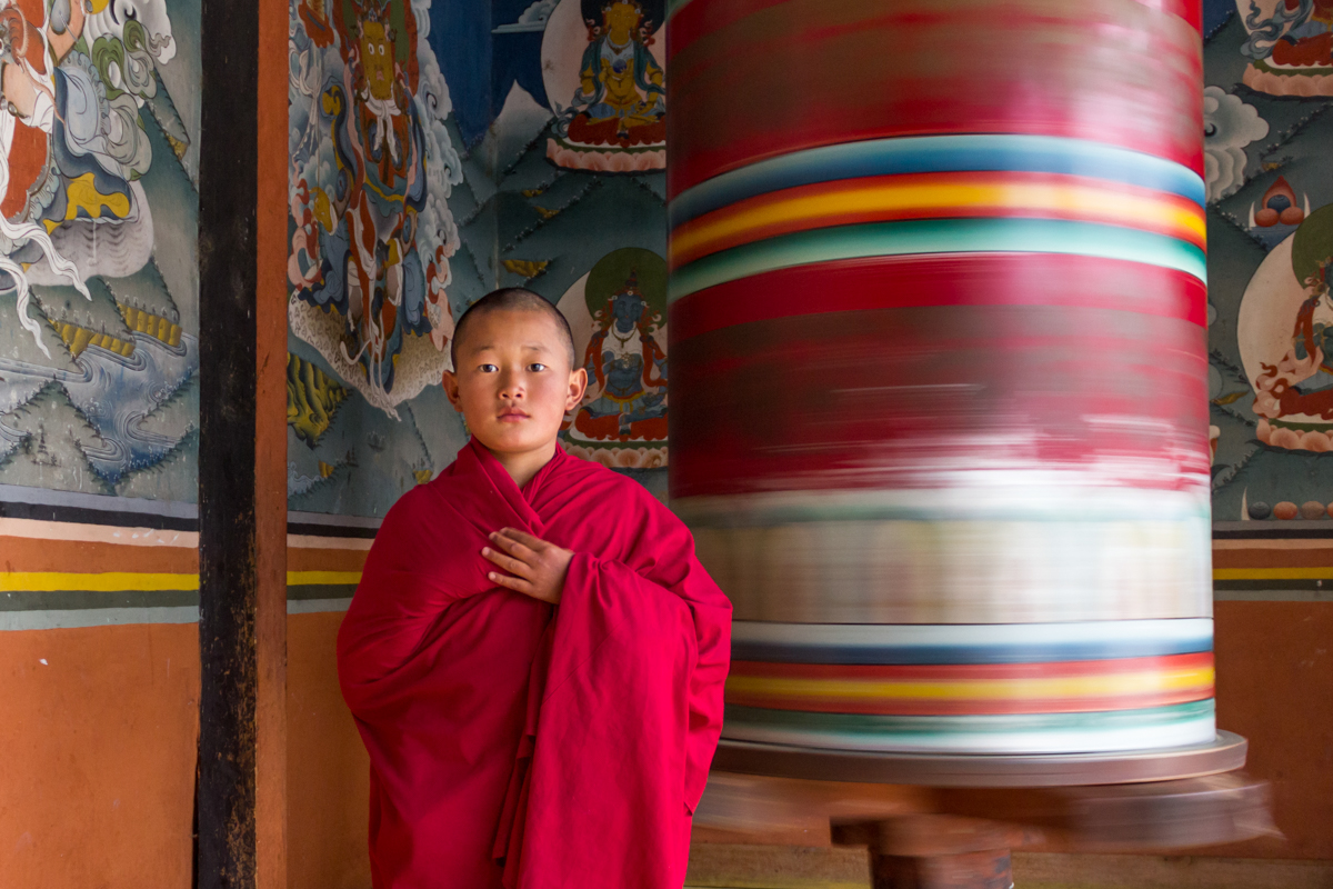 bhutan Travel monks buddhism red himalayas east dragon king queen Pray candles light portraits explore