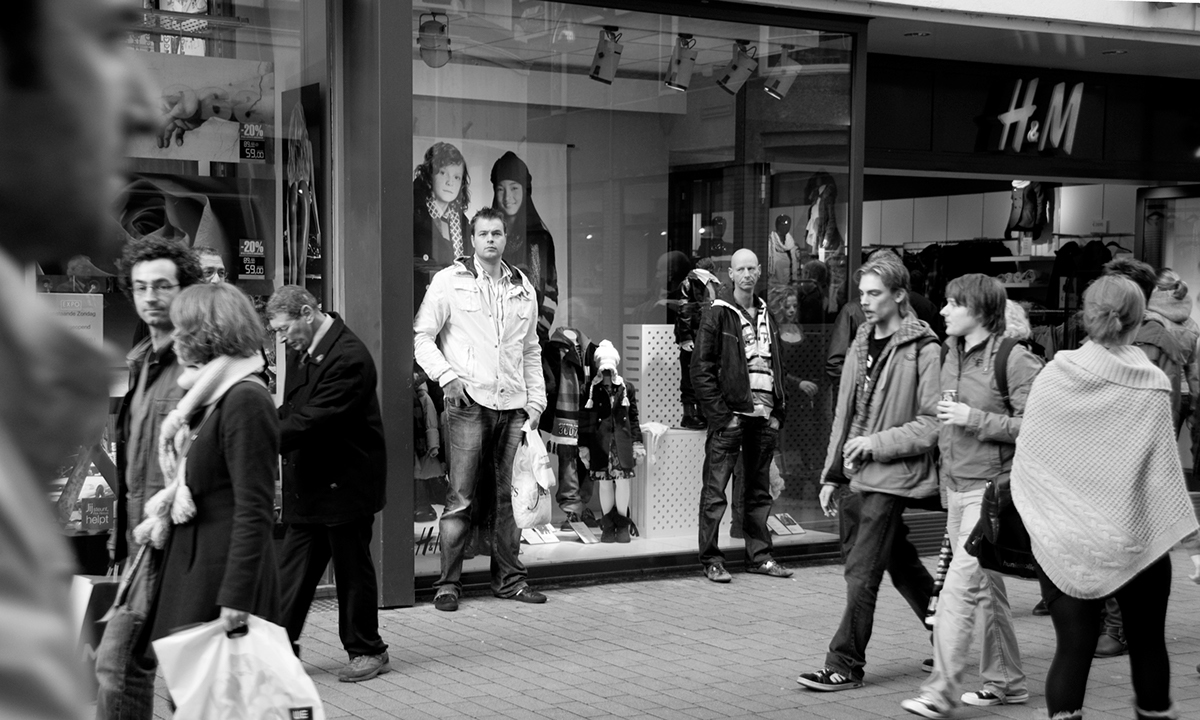 Tilburg Shoppen mannen men Shopping vrouwlief vrouwen en mannen winkelstraat heuvel documentaite straatfotografie reportage Serie mannen haten shoppen mannen haten winkelen