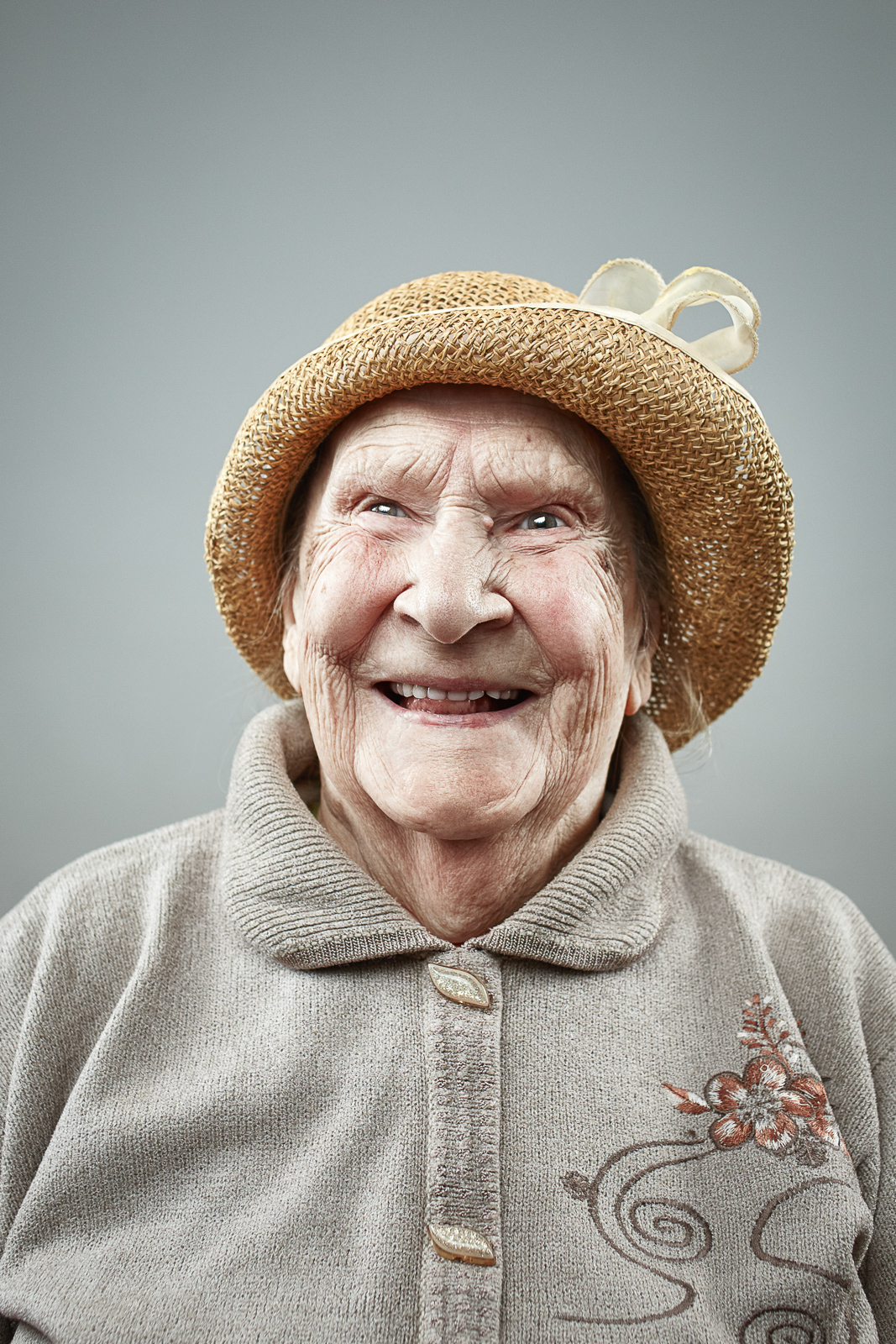Пожилой смех. Пожилые люди. Старый человек. Лицо бабушки. Старое лицо.