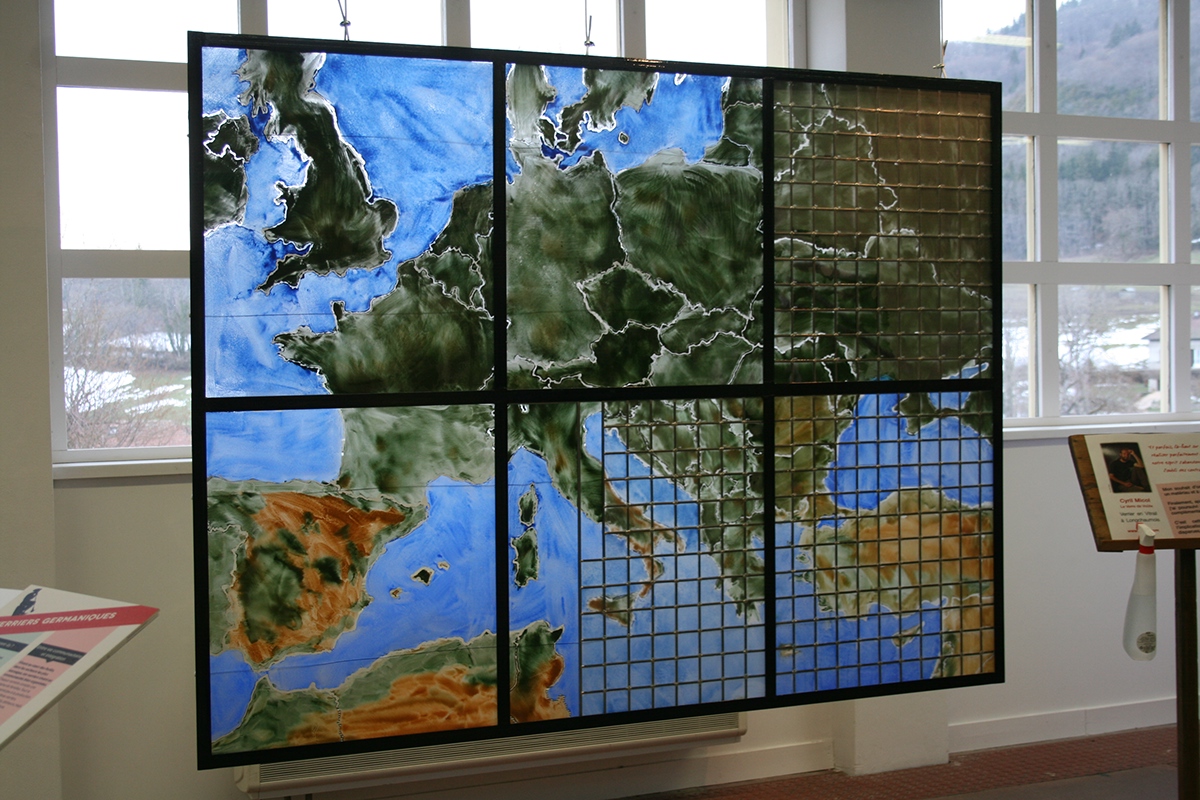 Cartographie de l'Europe en vitraux représentation des migrants et naufragés de la mer Egée
