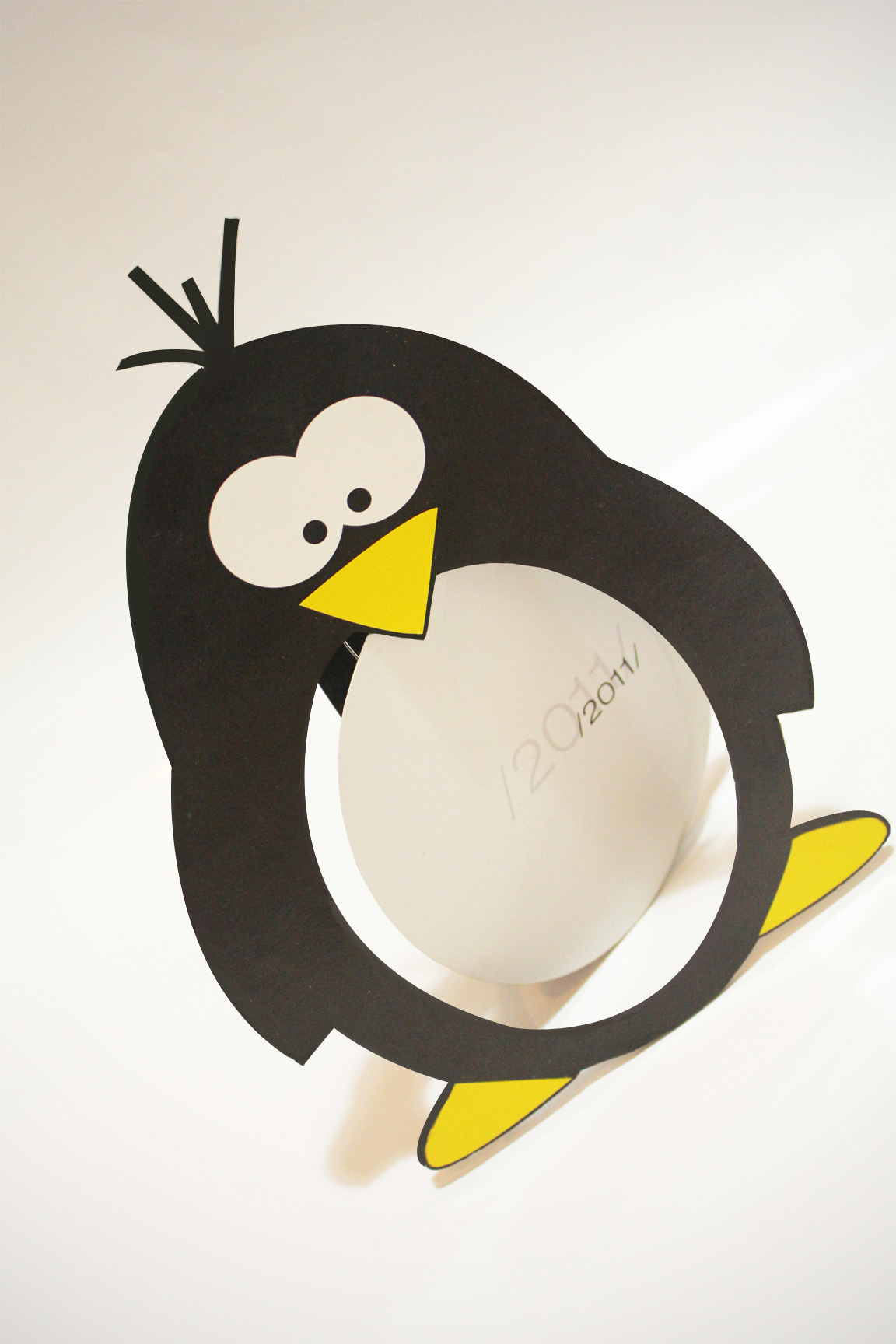 penguin  number yellow black black yellow helvetica round rounded circle animal calendar typo number