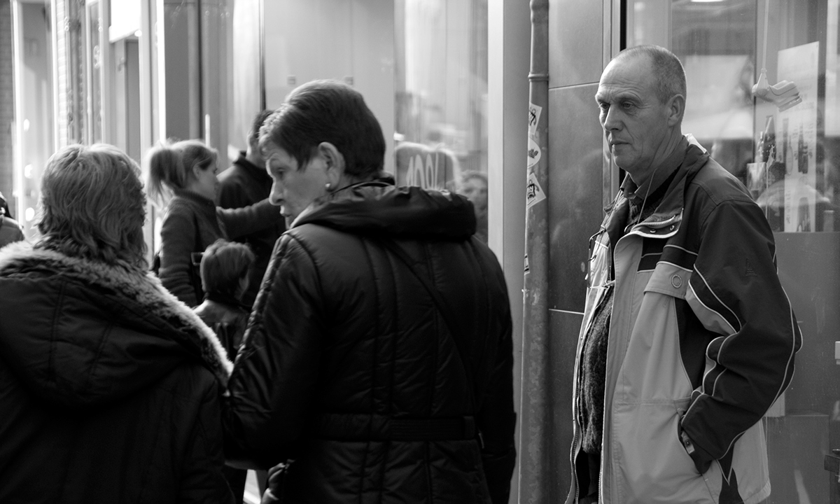 Tilburg Shoppen mannen men Shopping vrouwlief vrouwen en mannen winkelstraat heuvel documentaite straatfotografie reportage Serie mannen haten shoppen mannen haten winkelen