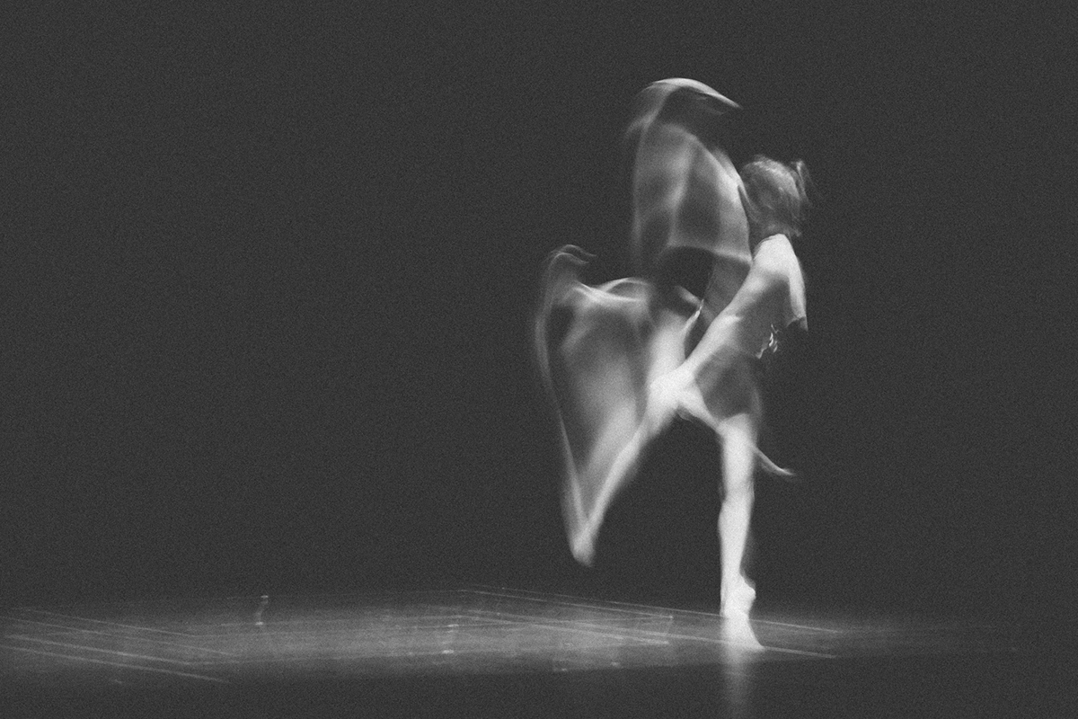 DANCE   long exposure Stage black white permormance art movement gaze Zeynep Tanbay