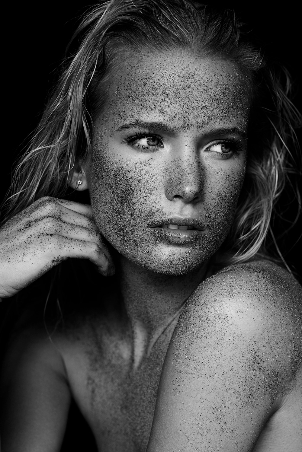 sand series portrait black and white beauty sensual body sand beach blonde anna dyszkiewicz