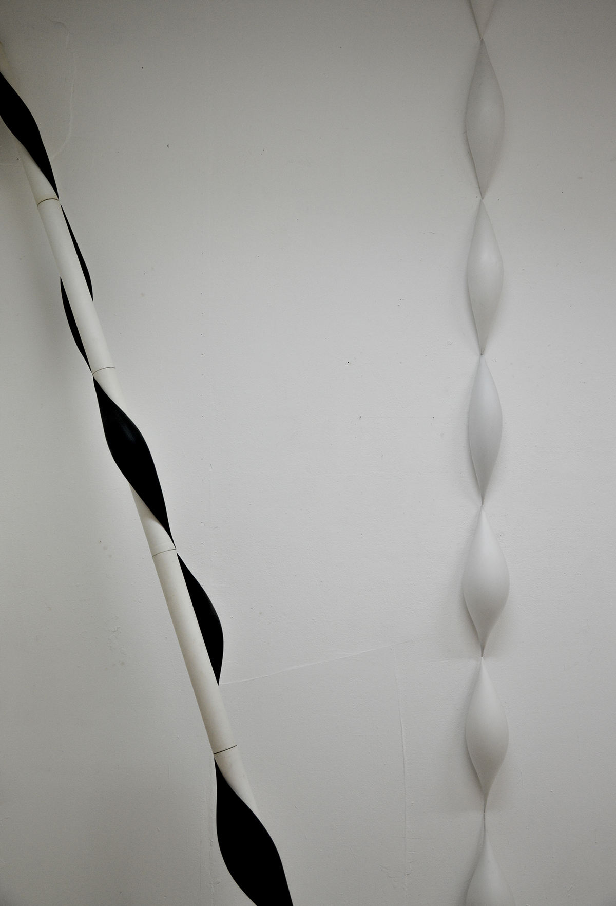 drop goutte organic sculpture White baloon black Space  gravity line plaster art