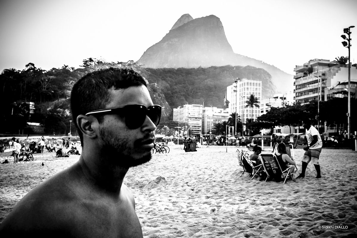 Rio de Janeiro RJ black and white praia beach plage child friend brothers leblon posto 12