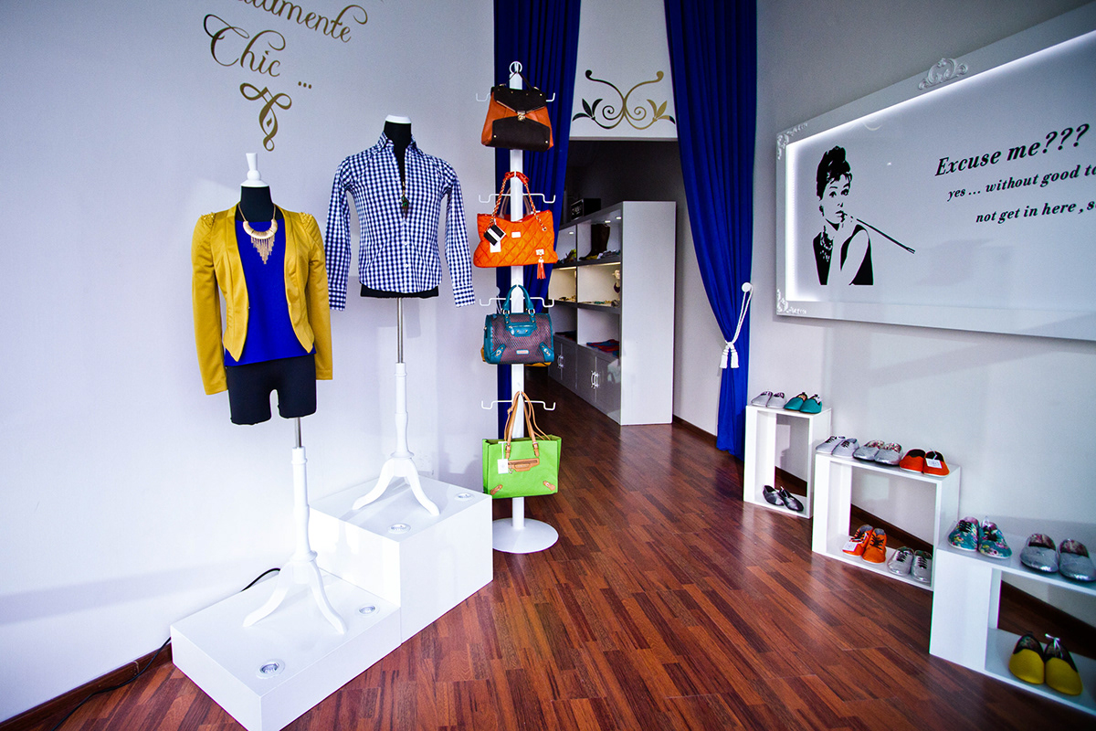 boutique tienda de ropa Moshe studio azul yves White furniture