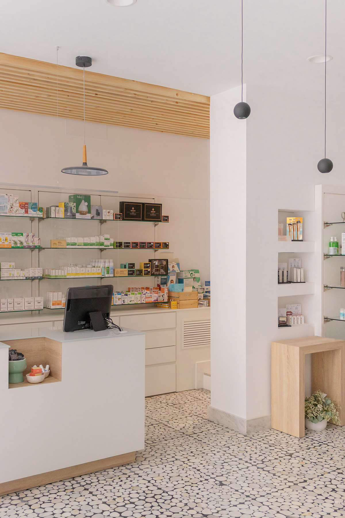 arquitectura farmacia reforma refurnishment architecture diseño interior interior design  pharmacy