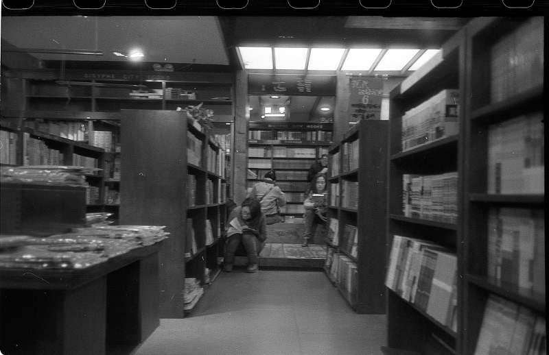 Bookstore  people   book men china country tradición analog lucky shd100 olymous mju2