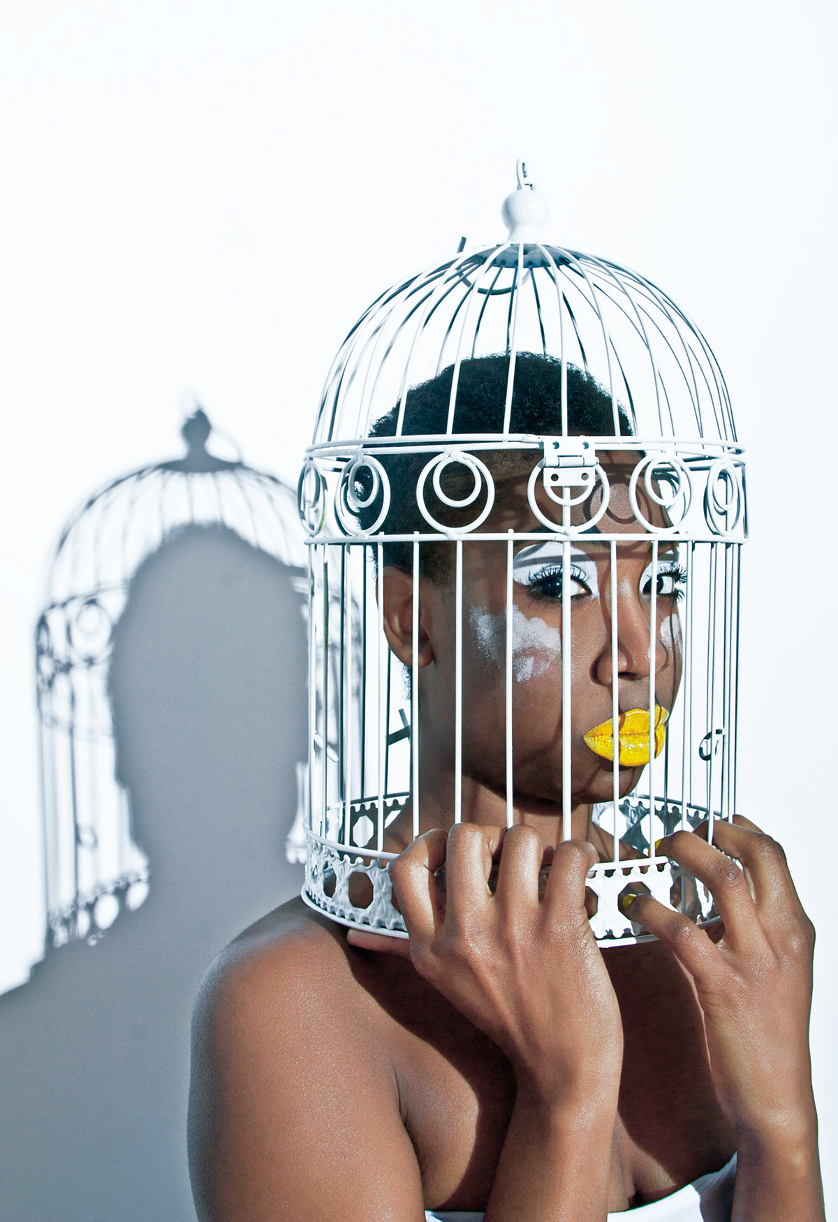 series senirus canaria black woman white woman  yellow birdcage Mouth