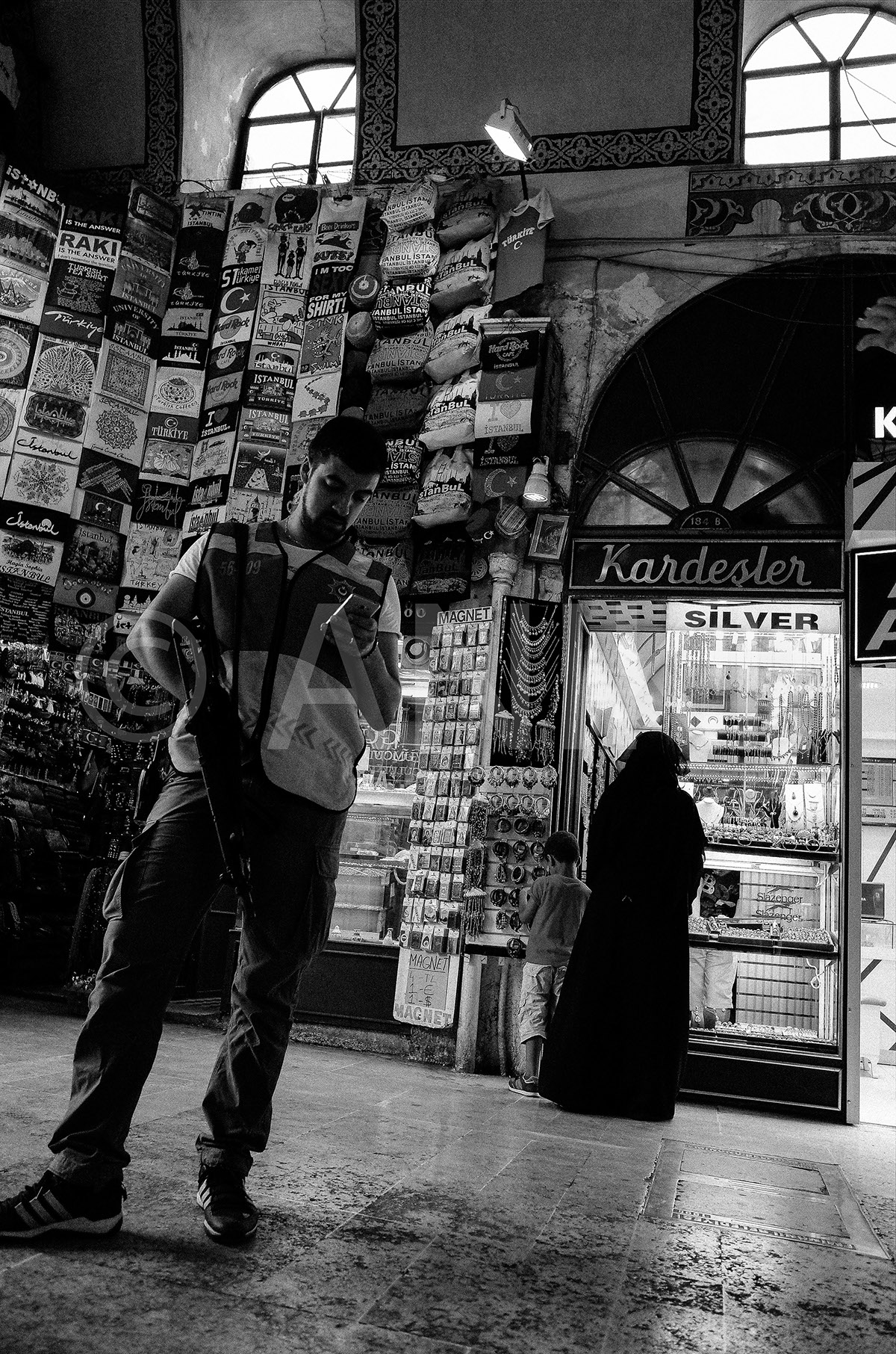 Adobe Portfolio istanbul street photography Turkije ricoh gr black and white grainy Paris street photographer