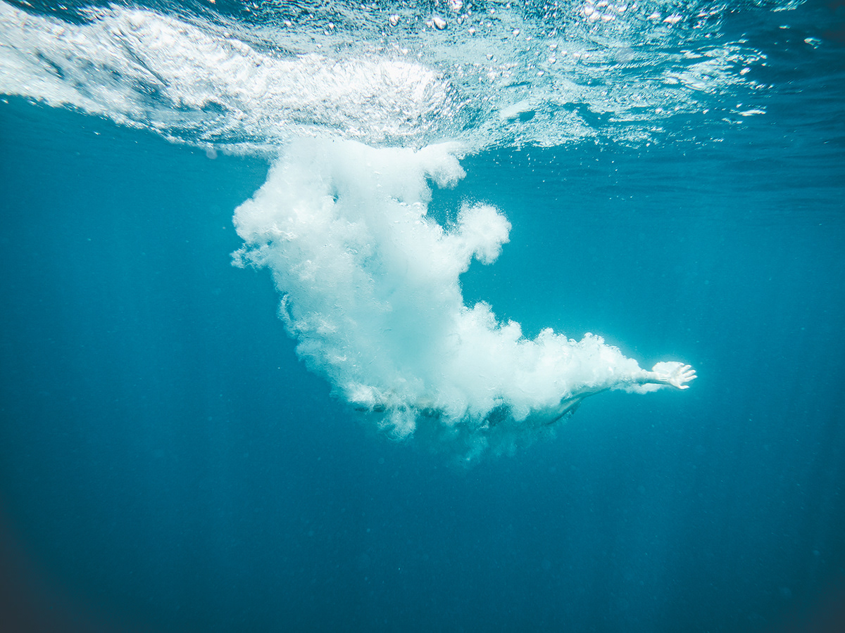 diving-underwater-sea-bubbles